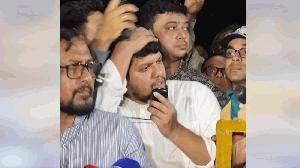 তথ্য উপদেষ্টা মাহফুজের মাথায় জবি শিক্ষার্থীদের বোতল নিক্ষেপ